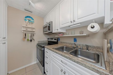 Condo in Dunedin, Florida, 2 bedrooms  № 2114952 - photo 18