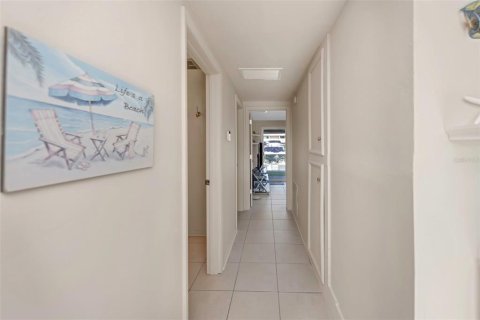 Condo in Dunedin, Florida, 2 bedrooms  № 2114952 - photo 23