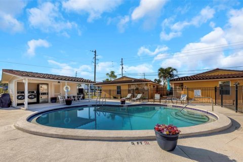 Condo in Dunedin, Florida, 2 bedrooms  № 2114952 - photo 30
