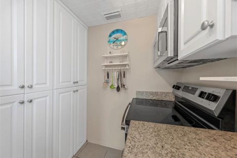 Condo in Dunedin, Florida, 2 bedrooms  № 2114952 - photo 17