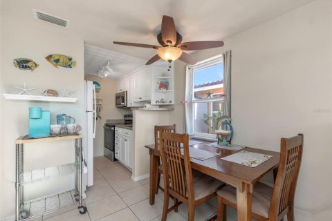 Condo in Dunedin, Florida, 2 bedrooms  № 2114952 - photo 14