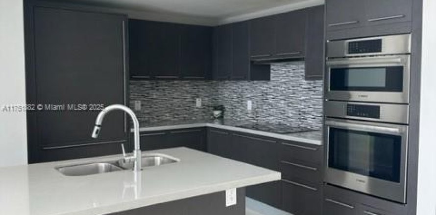 Кондоминиум с 2 спальнями в Дорал, Флорида № 2016971