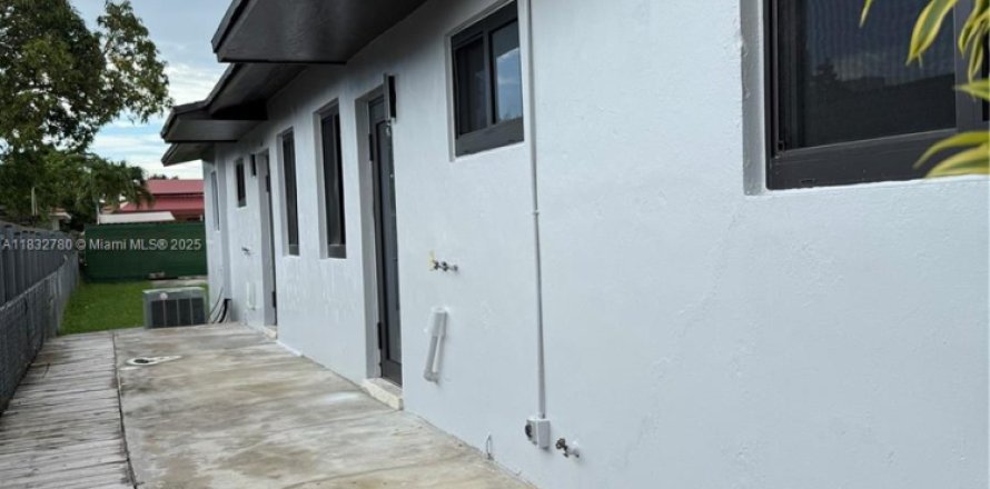 Propiedad comercial en Miami, Florida 139.35 m2 № 1809431