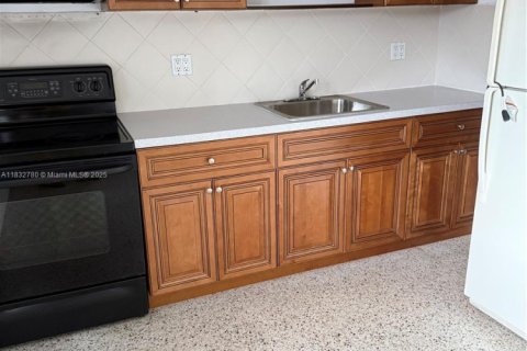 Propiedad comercial en venta en Miami, Florida, 139.35 m2 № 1809431 - foto 10