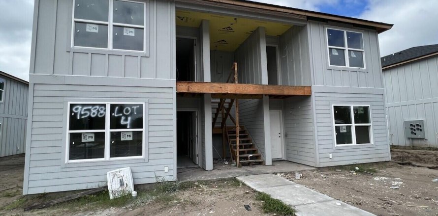 Commercial property in Jacksonville, Florida 8 bedrooms, 386.47 sq.m. № 875719