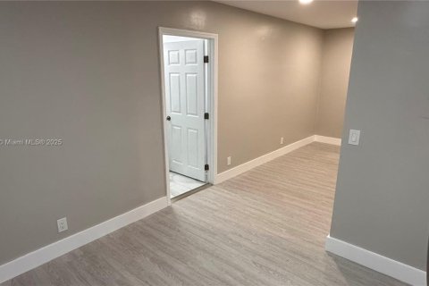 House in Pompano Beach, Florida 2 bedrooms, 264.49 sq.m. № 1929649 - photo 7