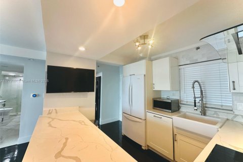 Condo in Miami, Florida, 2 bedrooms № 1698213 - photo 5
