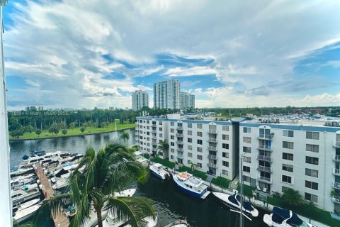 Condo in Miami, Florida, 2 bedrooms № 1698213 - photo 2