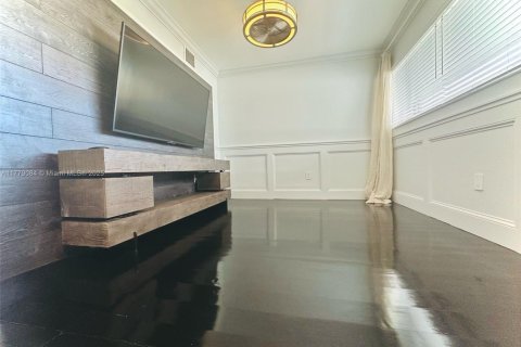 Condo in Miami, Florida, 2 bedrooms № 1698213 - photo 8