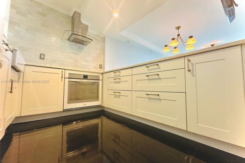 Condo in Miami, Florida, 2 bedrooms № 1698213 - photo 4