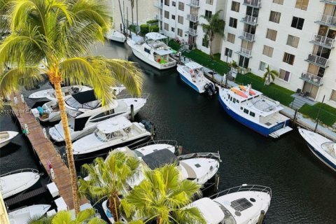Condo in Miami, Florida, 2 bedrooms № 1698213 - photo 20