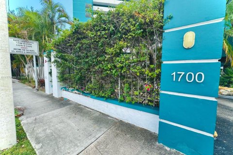 Condo in Miami, Florida, 2 bedrooms  № 1698213 - photo 1