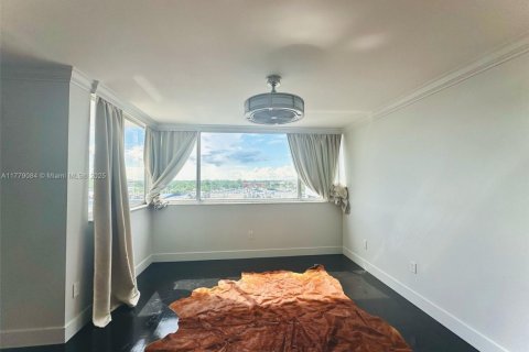 Condo in Miami, Florida, 2 bedrooms № 1698213 - photo 15