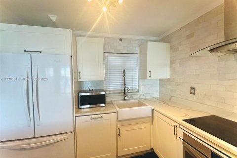Condo in Miami, Florida, 2 bedrooms № 1698213 - photo 3