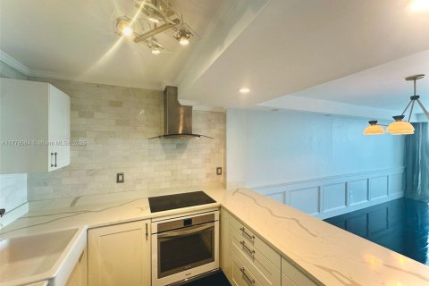 Condo in Miami, Florida, 2 bedrooms № 1698213 - photo 6
