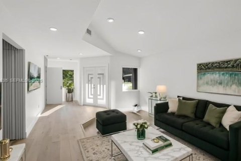 House in Miami Springs, Florida 4 bedrooms, 230.49 sq.m. № 2048304 - photo 6