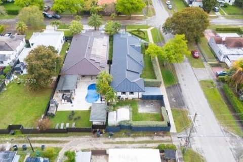 House in Miami Springs, Florida 4 bedrooms, 230.49 sq.m. № 2048304 - photo 16