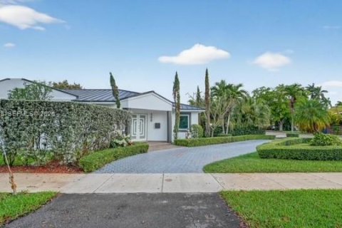 House in Miami Springs, Florida 4 bedrooms, 230.49 sq.m. № 2048304 - photo 2