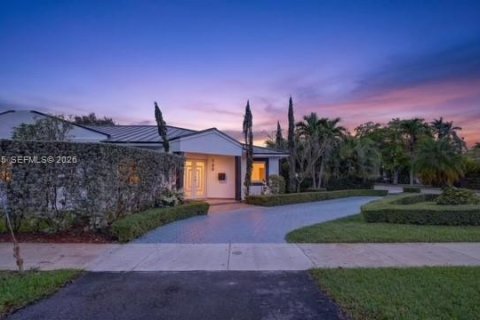 House in Miami Springs, Florida 4 bedrooms, 230.49 sq.m. № 2048304 - photo 3