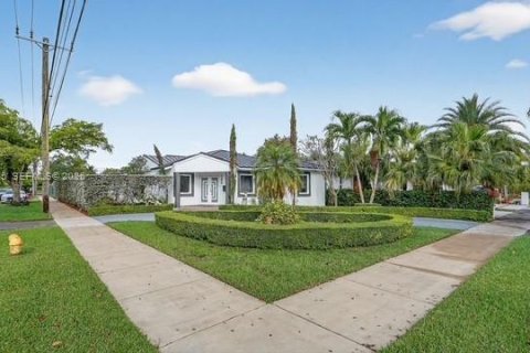 House in Miami Springs, Florida 4 bedrooms, 230.49 sq.m. № 2048304