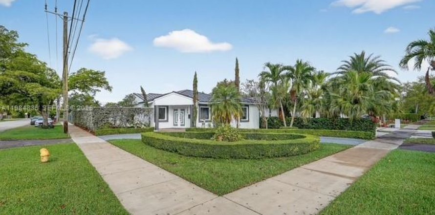 House in Miami Springs, Florida 4 bedrooms, 230.49 sq.m. № 2048304