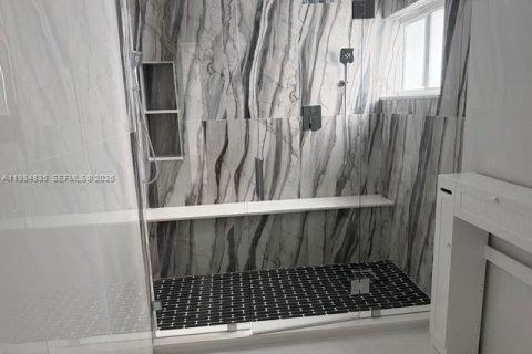 House in Miami Springs, Florida 4 bedrooms, 230.49 sq.m. № 2048304 - photo 11