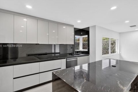 House in Miami Springs, Florida 4 bedrooms, 230.49 sq.m. № 2048304 - photo 5