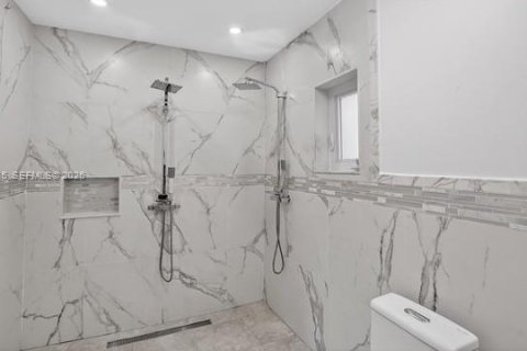 House in Miami Springs, Florida 4 bedrooms, 230.49 sq.m. № 2048304 - photo 13