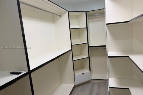 House in Miami Springs, Florida 4 bedrooms, 230.49 sq.m. № 2048304 - photo 14