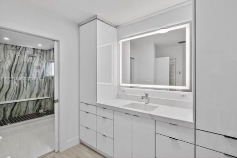 House in Miami Springs, Florida 4 bedrooms, 230.49 sq.m. № 2048304 - photo 12