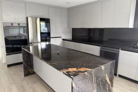 House in Miami Springs, Florida 4 bedrooms, 230.49 sq.m. № 2048304 - photo 4