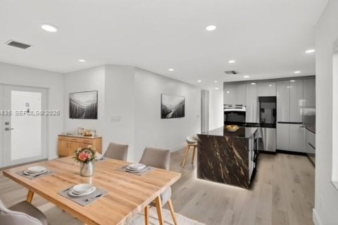 House in Miami Springs, Florida 4 bedrooms, 230.49 sq.m. № 2048304 - photo 9