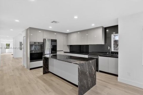 House in Miami Springs, Florida 4 bedrooms, 230.49 sq.m. № 2048304 - photo 8