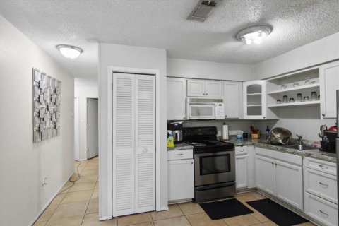 Commercial property in Sarasota, Florida 6 bedrooms, 198.07 sq.m. № 1837628 - photo 12