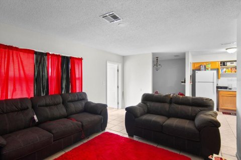 Commercial property in Sarasota, Florida 6 bedrooms, 198.07 sq.m. № 1837628 - photo 4