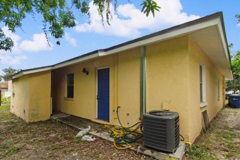 Commercial property in Sarasota, Florida 6 bedrooms, 198.07 sq.m. № 1837628 - photo 20