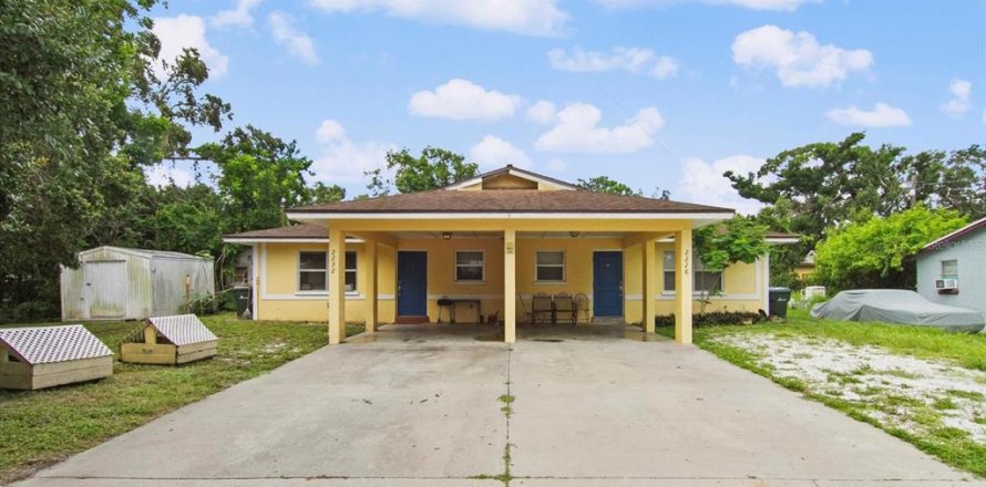 Commercial property in Sarasota, Florida 6 bedrooms, 198.07 sq.m. № 1837628