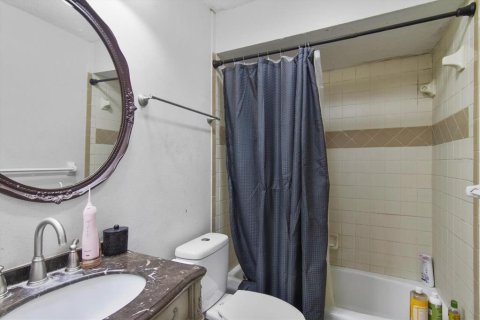 Commercial property in Sarasota, Florida 6 bedrooms, 198.07 sq.m. № 1837628 - photo 13