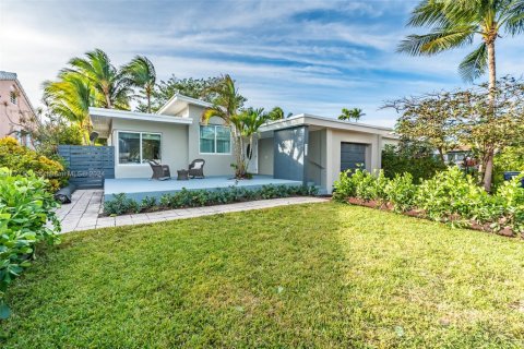 House in Surfside, Florida 4 bedrooms, 182.74 sq.m. № 1463764 - photo 1
