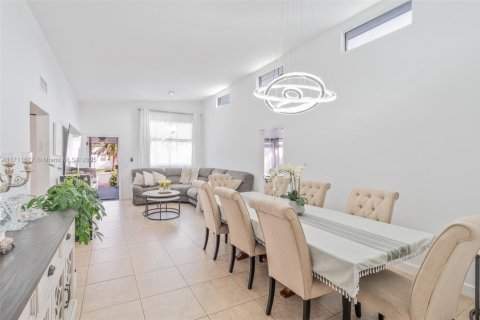 House in Surfside, Florida 4 bedrooms, 182.74 sq.m. № 1463764 - photo 5