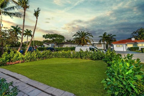 House in Surfside, Florida 4 bedrooms, 182.74 sq.m. № 1463764 - photo 3