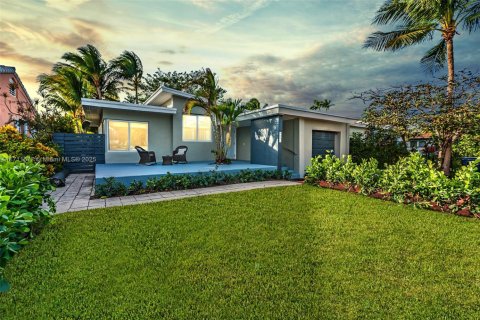 House in Surfside, Florida 4 bedrooms, 182.74 sq.m. № 1463764 - photo 2