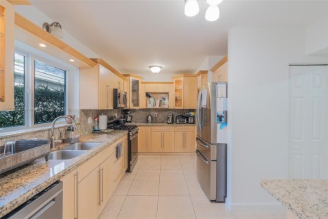 House in Surfside, Florida 4 bedrooms, 182.74 sq.m. № 1463764 - photo 7