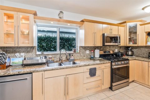 House in Surfside, Florida 4 bedrooms, 182.74 sq.m. № 1463764 - photo 8