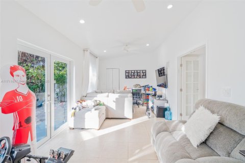 House in Surfside, Florida 4 bedrooms, 182.74 sq.m. № 1463764 - photo 10