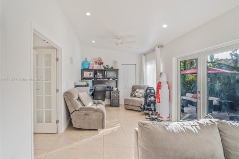 House in Surfside, Florida 4 bedrooms, 182.74 sq.m. № 1463764 - photo 11