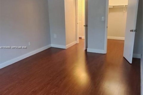 Apartamento en alquiler en Miami, Florida, 1 dormitorio, 70.42 m2 № 2038394 - foto 5