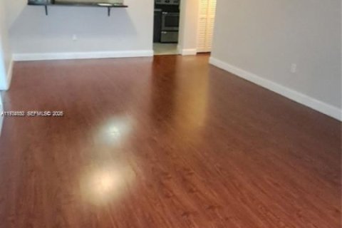 Apartamento en alquiler en Miami, Florida, 1 dormitorio, 70.42 m2 № 2038394 - foto 2