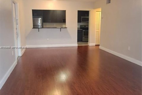 Apartamento en alquiler en Miami, Florida, 1 dormitorio, 70.42 m2 № 2038394 - foto 4