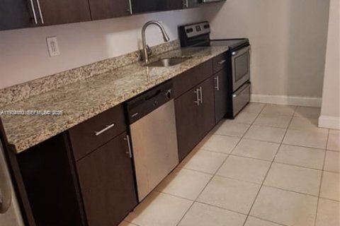 Apartamento en alquiler en Miami, Florida, 1 dormitorio, 70.42 m2 № 2038394 - foto 3